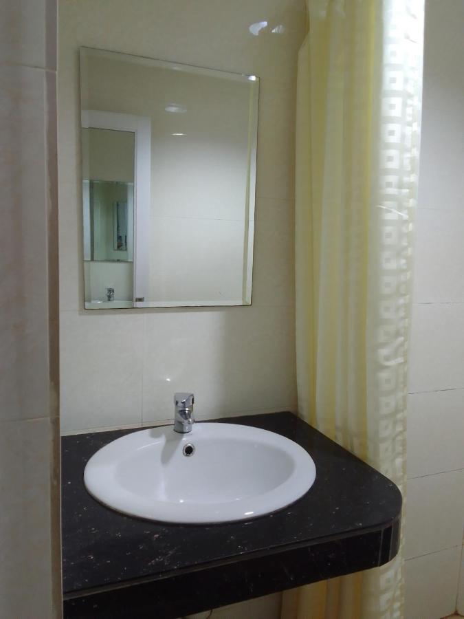 Super Oyo 90464 Borneo Suites Hotel Kota Kinabalu Exterior foto